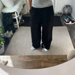 Svarta vida linnebyxor - Säljer ett par svarta linnebyxor med bred passform och avslappnad look. Byxorna har fickor i sidorna och är perfekta för dig som gillar en loose och chill stil. Passar till både sneakers och sandaler.