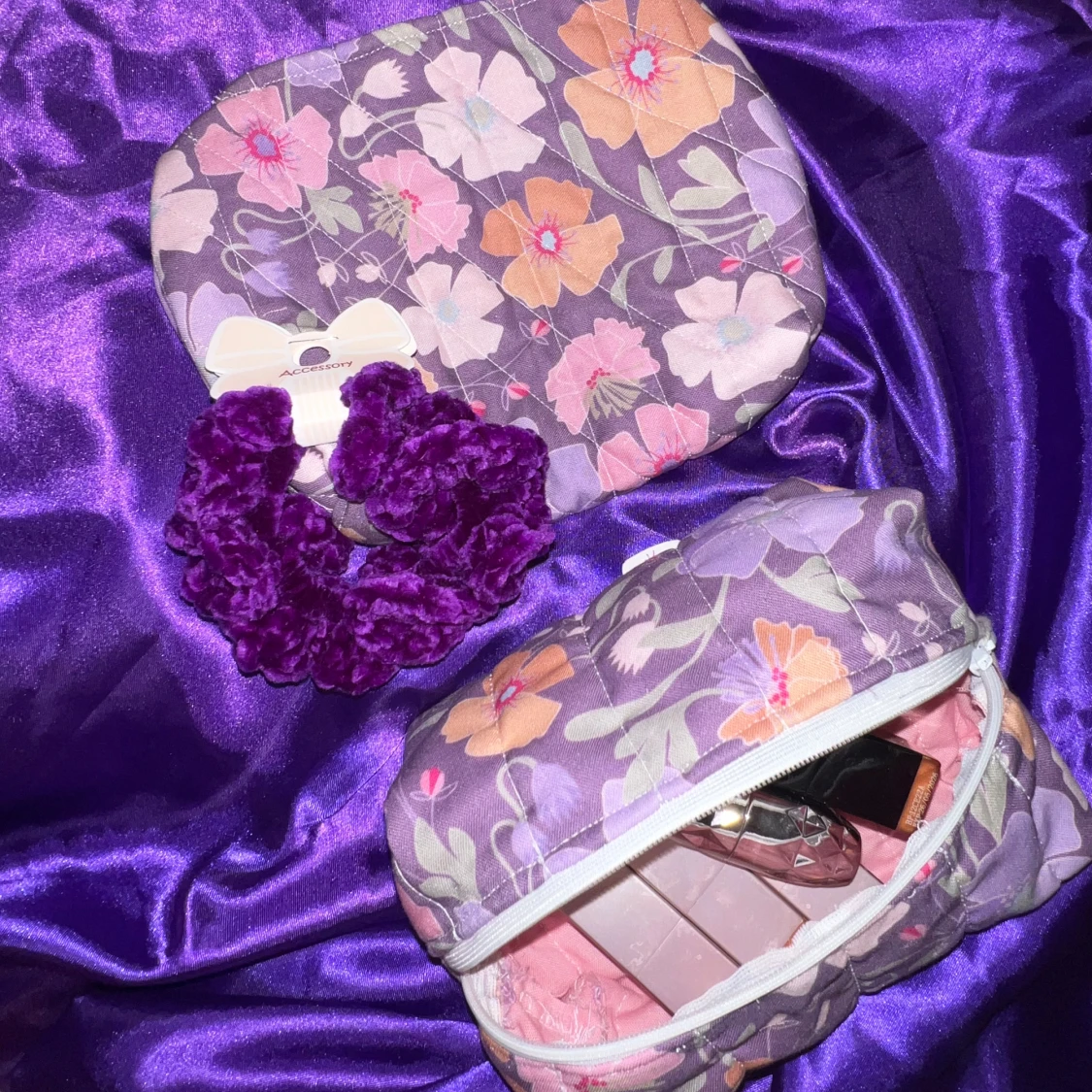 2 handgjorda necessärer och en virkad hårsnodd