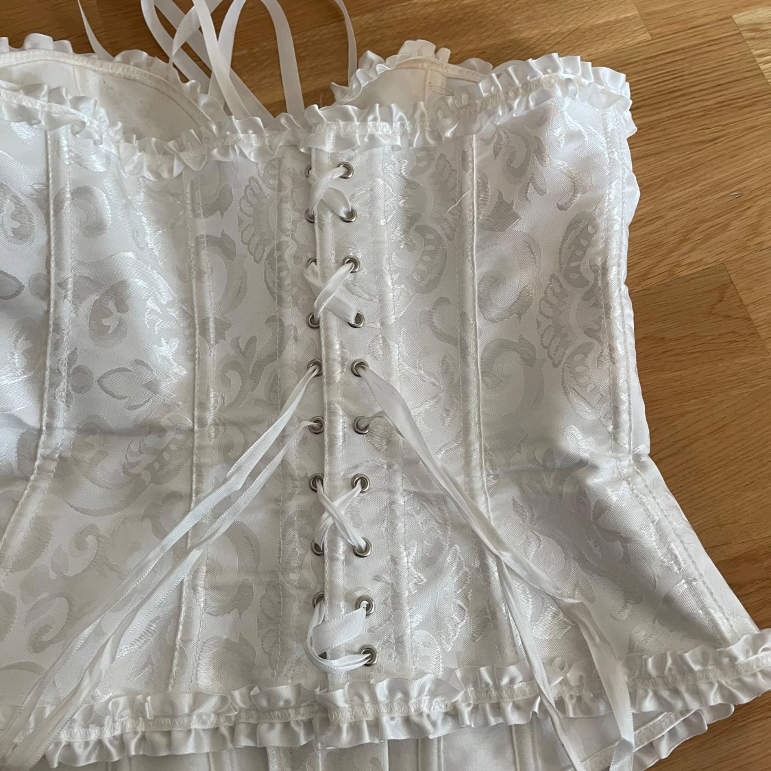 Vit korsett med spets och snörning - 1