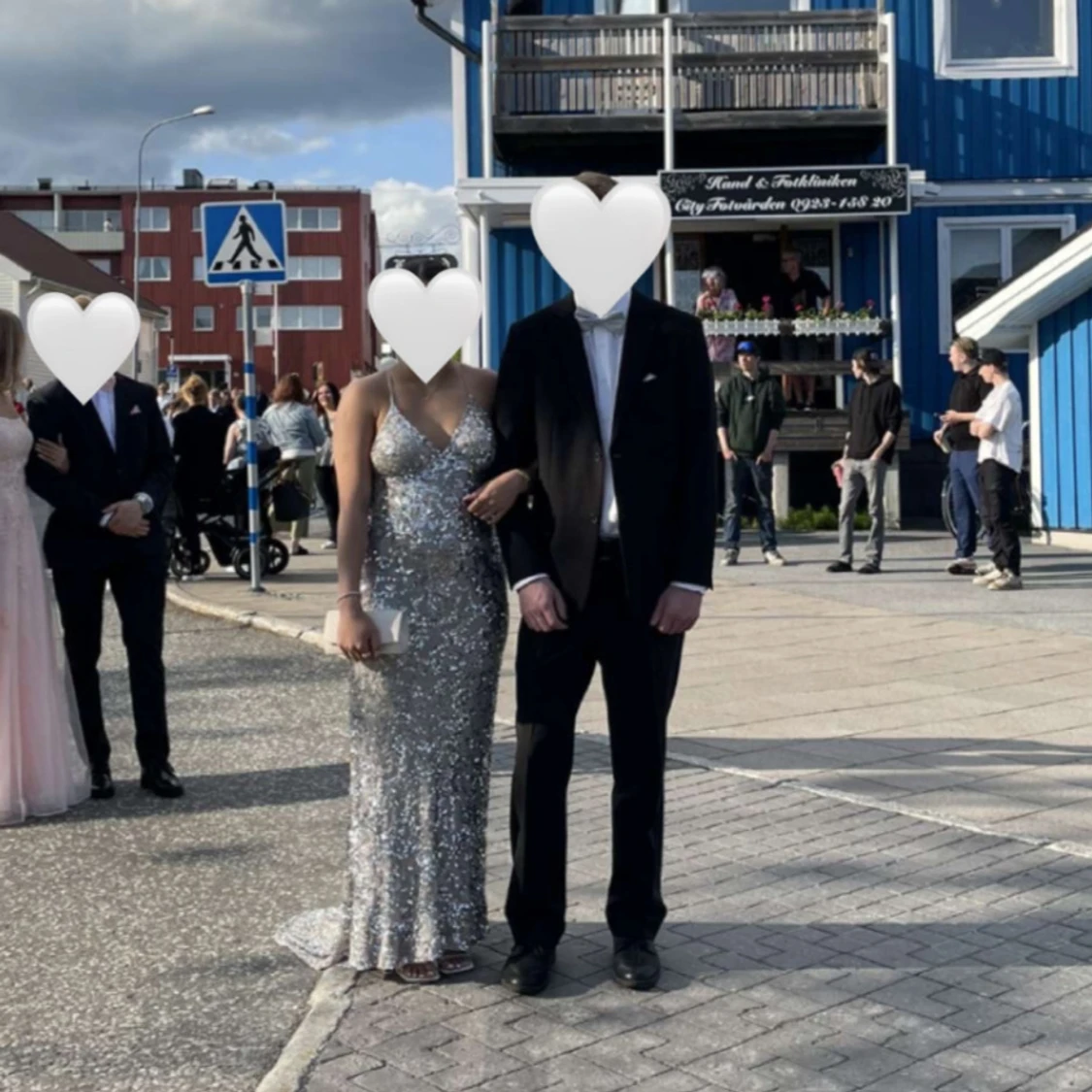 Glittrig silver balklänning med öppen rygg - 2