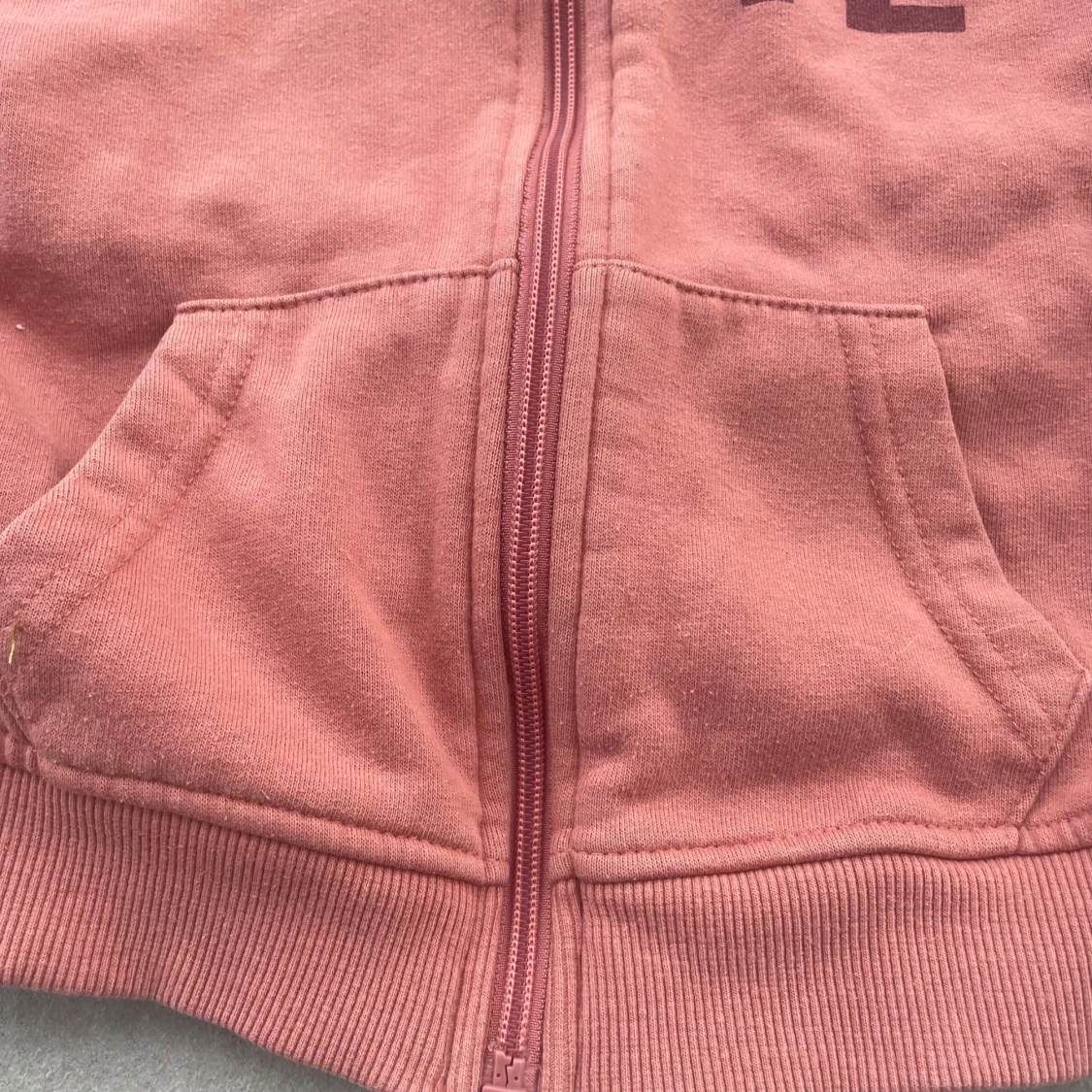 Rosa hoodie med LOVE-tryck och huva - 2