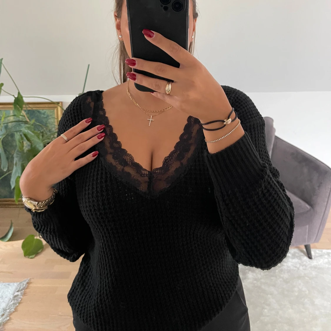 Svart stickad v-ringad tröja med spets - 1