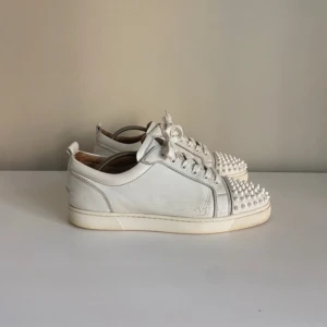 Christian loubitin skor  - Sjukt snygga loubitin skor för ett billigt pris😄, passar till alla outfits. Skorna är gjorda i premiumläder. Skriv privat för fler frågor.givetvis äkta 