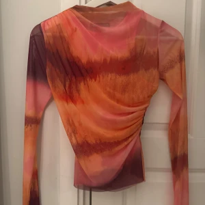 Mesh topp i orange och rosa toner - Super snygg zara meshtopp med ett inbyggt rosa linne!! Så extremt cool, tyvärr inte använd då jag inte har haft rätt tillfälle för det!! ❣️