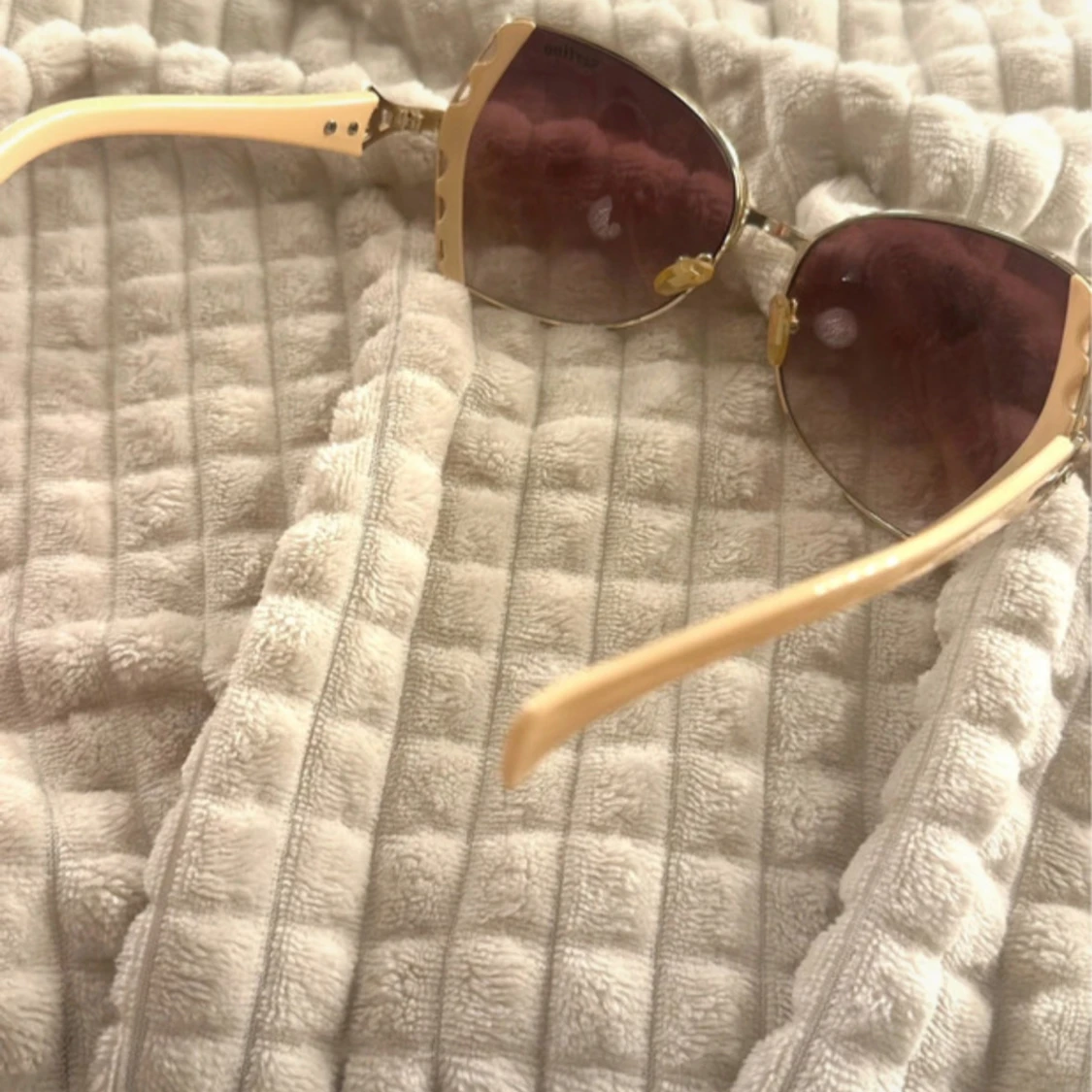 Guldiga solglasögon med scallop-detalj - 2