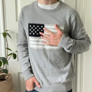 Gant tröja usa flagga grå L - Gant tröja usa flagga grå L, inga defekter! Modellen är 180,75 kg. 😇