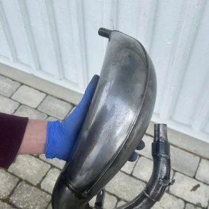 Tecnigas Avgassystem - Komplett Tecnigas avgassystem för moped eller lätt MC. Systemet är i gott begagnat skick med endast mindre ytliga repor och normalt slitage. Perfekt för dig som vill uppgradera prestandan eller ersätta ett trasigt originalsystem.