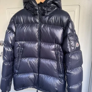 Monclerjacka  - Marinblå Moncler Ecrins i mycket gott skick, knappt använd! Kvitto finns, bara att höra av sig vid frågor. 
