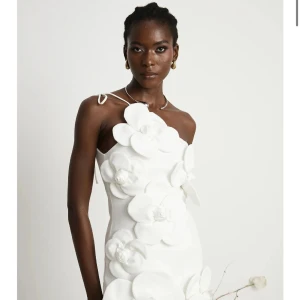 Vit klänning - Helt ny då den ej hann komma i tid till min student, gav 1456kr och lägger ut den för 1200