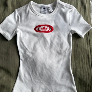 Adidas Tshirt  - Adidas topp med see thru detalj, aldrig använd!