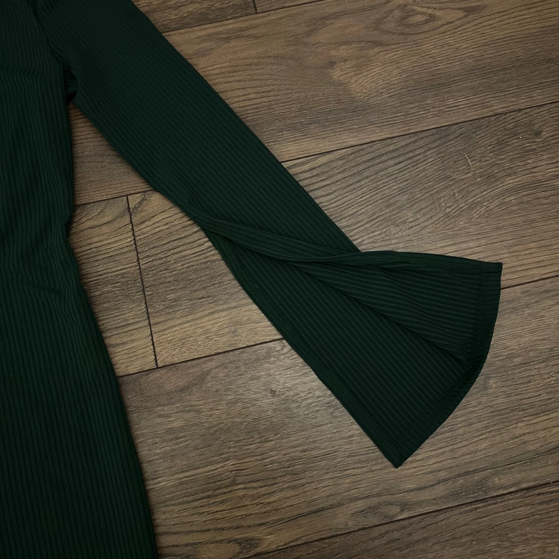 Mörkgrön ribbad one shoulder klänning - 1