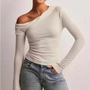Vit off shoulder tröja - Vit off shoulder tröja ifrån Nelly; Storlek Xs💓