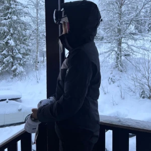 Svart vinterjacka Five Seasons - Svart vinterjacka från Five Seasons med huva och dragkedja. Perfekt för kalla dagar och snöiga äventyr. Snygg och funktionell design med logga på bröst och ärm. Passar perfekt i skidbacken eller på afterskin! Jackan är i storlek 40 men upplever den som liten i storlek då den sitter bra på mig som har storlek S💕💕