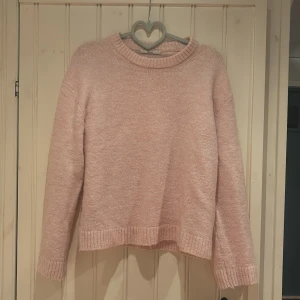 Ljusrosa stickad tröja  - Supermysig ljusrosa stickad tröja från Gina tricot, tröjan är använd och har en mycket liten defekt som ni ser på bild 1. Annars i fin skick💕💕