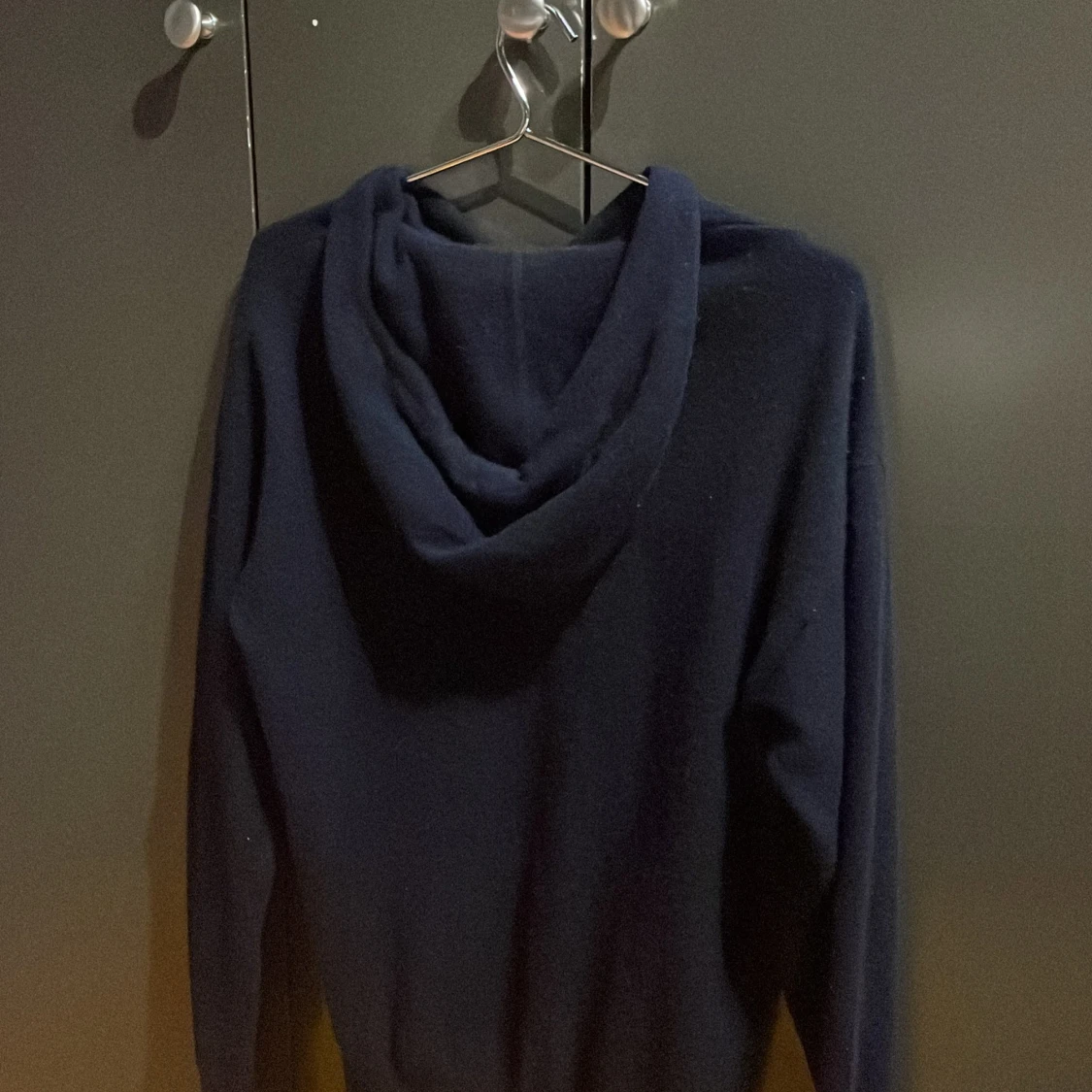 Blå stickad hoodie - 1