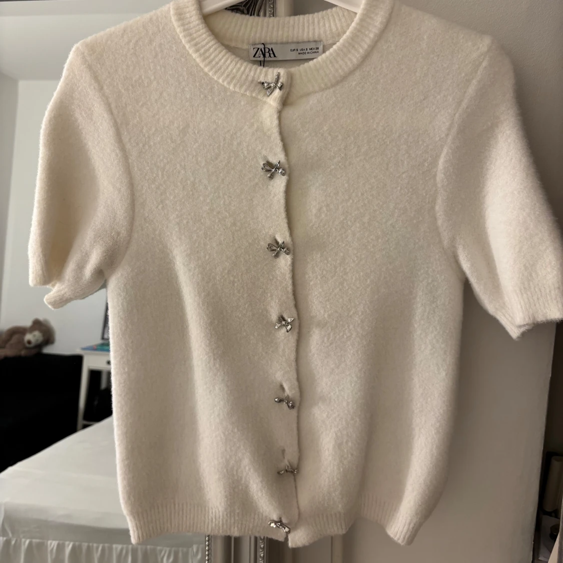Vit kofta från Zara med rosettknappar - 1