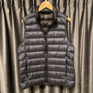 Uniqlo väst  - Uniqlo väst - navy - skick 9/10, otroligt bra skick, endast använd fåtal gånger. - stl S, men kan även passa XS. - jag är 177 och den är pyttelite kort - köpt på uniqlo i Stockholm förra hösten - nypris: 6-700kr - hör av er vid frågor🙌