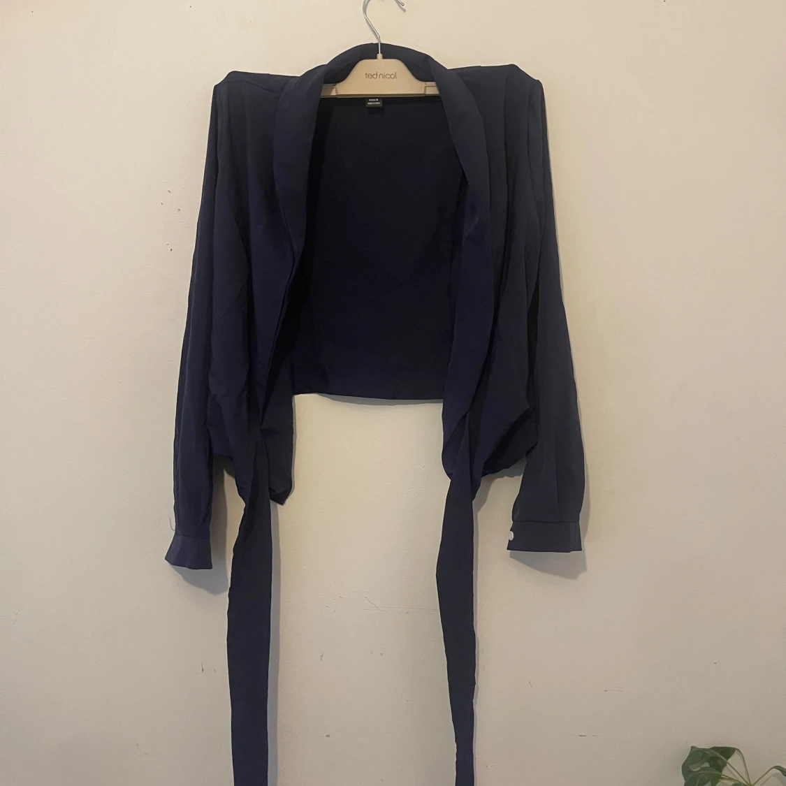 Mörkblå omlottkofta 