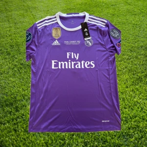 Ronaldo - 2017 Real Madrid  - Nyskick/helt oanvänd Cristiano Ronaldo Real Madrid tröja från finalen 2017. Den här säsongen vann Ronaldo och Real UCL. Tröjan har final trycket på bröstet samt UCL trycket på ärmarna. Tveka inte att höra av er imorgon för mer information och bilder!