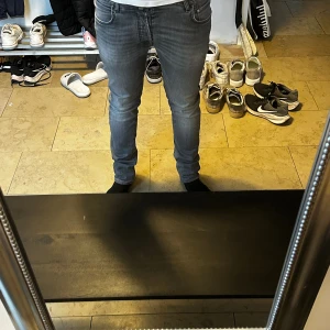 Grå jeans från Jacob Cohën - Säljer nu dessa sjukt feta Jacob Cohën jeans med sjuk fade. Dessa är unika och riktigt svåra att få tag på. Skick 8/10, Dom är sjävklart äkta. Passar dig som är 160-170. 
