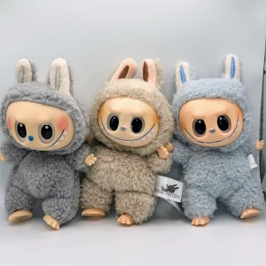 3st The Monsters Lafufu  Plush Keychain - 3st gulliga Lafufu Exciting Macaron med kartonger & foliepåsar Alla tjejerna har vridbart huvud, händer och fötter  Dom har oxå en rem med en guldfärgad nyckelring Höjd ca 17cm  Påsarna & kartongerna är dock öppnade Alla Lafufu är i jättefint skick