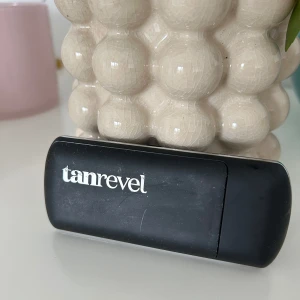 Tanrevel Face Mist-apparat - LADDSLADD INGÅR! Säljer en svart Tanrevel face mist-apparat med USB-sladd för laddning. Perfekt för att ge huden en fräsch och solkysst glow med hjälp av brun-utan-sol mist. Smidig och portabel design med lock och silverdetaljer.