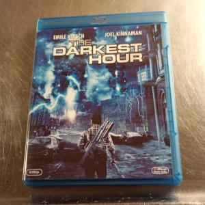 The Darkest Hour - En actionfylld berättelse där staden är i kaos och mystiska krafter slår ner från himlen. Perfekt för dig som gillar spänning, äventyr och science fiction med en apokalyptisk känsla.