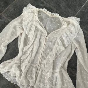Fin blus med spetsdetaljer - Bra skick!