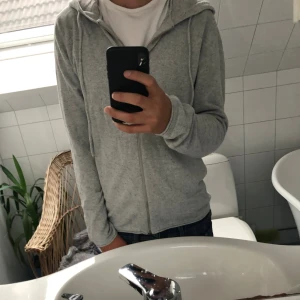 Jack&Jones stickad hoodie  - Tja! Säljer en skit fet stickad zip hoodie från J&J. Otroligt bra passform och skön. Hör av dig vid funderingar! 