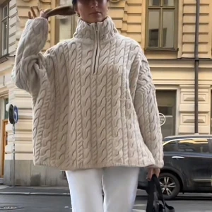 Stickad tröja - Ullmix! Perfekt nu när det blir kallare ute. 