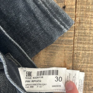 Svarta skinny jeans från dondup  - Snygga svarta skinny fit jeans från Dondup i klassisk femficksmodell. Jeansen har en mörk tvätt och smal passform som sitter tajt längs benen. Perfekta för dig som gillar en stilren och modern look. Materialet är stretchigt för extra komfort.Va inte rädd att höra av dig!😎Är även öppen för byten!!