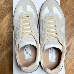 Maison margiela gats  - Säljer mina feta Maison margielas i vit och grå. Priset går att driskuteras. Skriv om du har några frågor så svarar jag så snabbt jag kan!