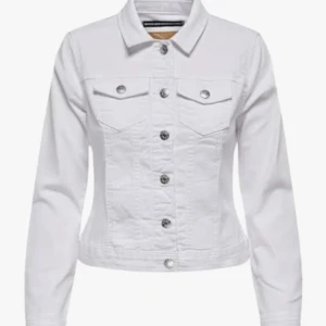 Vit jeansjacka från Only - Snygg vit jeansjacka från Only med klassisk krage, silverfärgade knappar och två bröstfickor med lock. Jackan har lång ärm och en figurnära passform som ger en clean och fräsch look. Perfekt att slänga över en hoodie eller t-shirt.