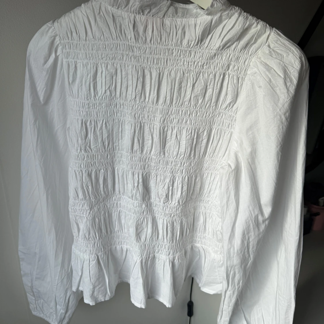 Vit smockad blus med volang från Nelly - 2