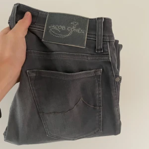 Jacob Cohën jeans - Nästan helt nya Jacob Cohën jeans. | Använda cirka 5 ggr och kostade 4000. | Perfekta färgen för hösten | Modellen är 180. | Hör av er vid frågor!