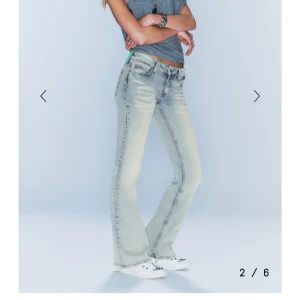Ljusblå bootcut jeans från Weekday - Snygga jeans från Weekday! Säljer då dem inte riktigt kommer till användning, använda ca 5ggr🩷 skriv för fler bilder 