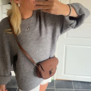 Grå stickad tröja från Gina - Är 165 o sne är lite oversized på mig som ni ser på bilden🩷