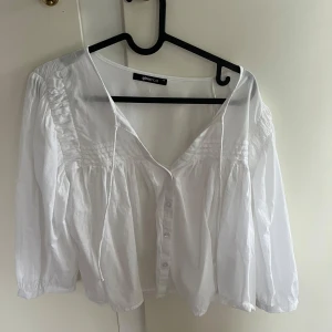 Vit blus  - Jätte fin blus köpt på Gina!!!!