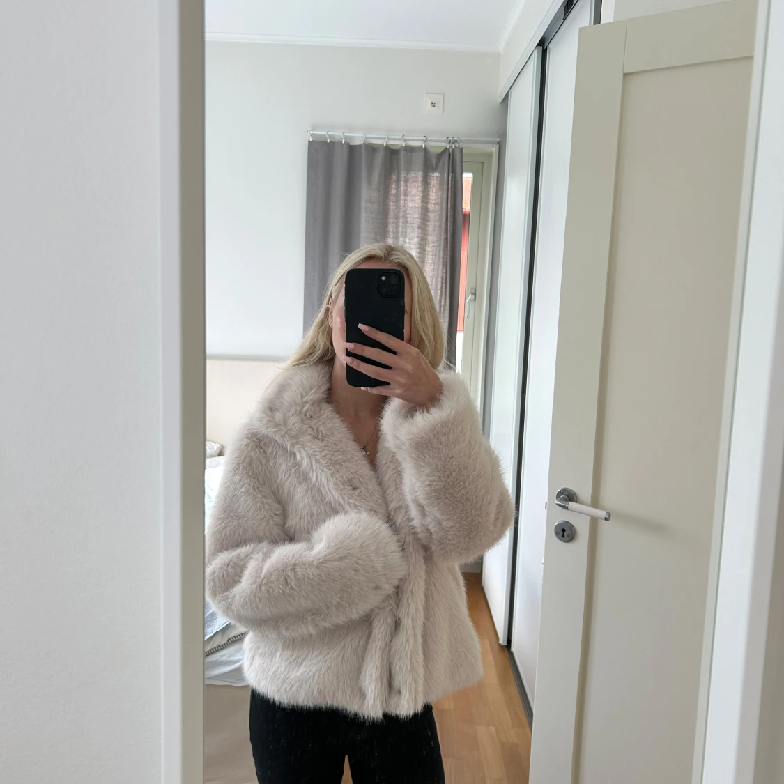 Beige pälsjacka från Vero Moda XS