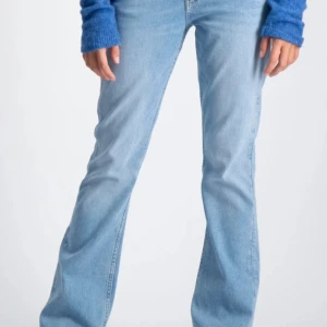 Gina tricot bootcut jeans ljusblå - ‼️Nypris 499kr ‼️Säljer ett par gina jeans i ljusblå denim. De har bootcut passform med utsvängda ben och är middle waisted. Jeansen har fem fickor, dragkedja och knapp framtill. Perfekta för dig som gillar stockholms avslappnad stil! 💕🌊