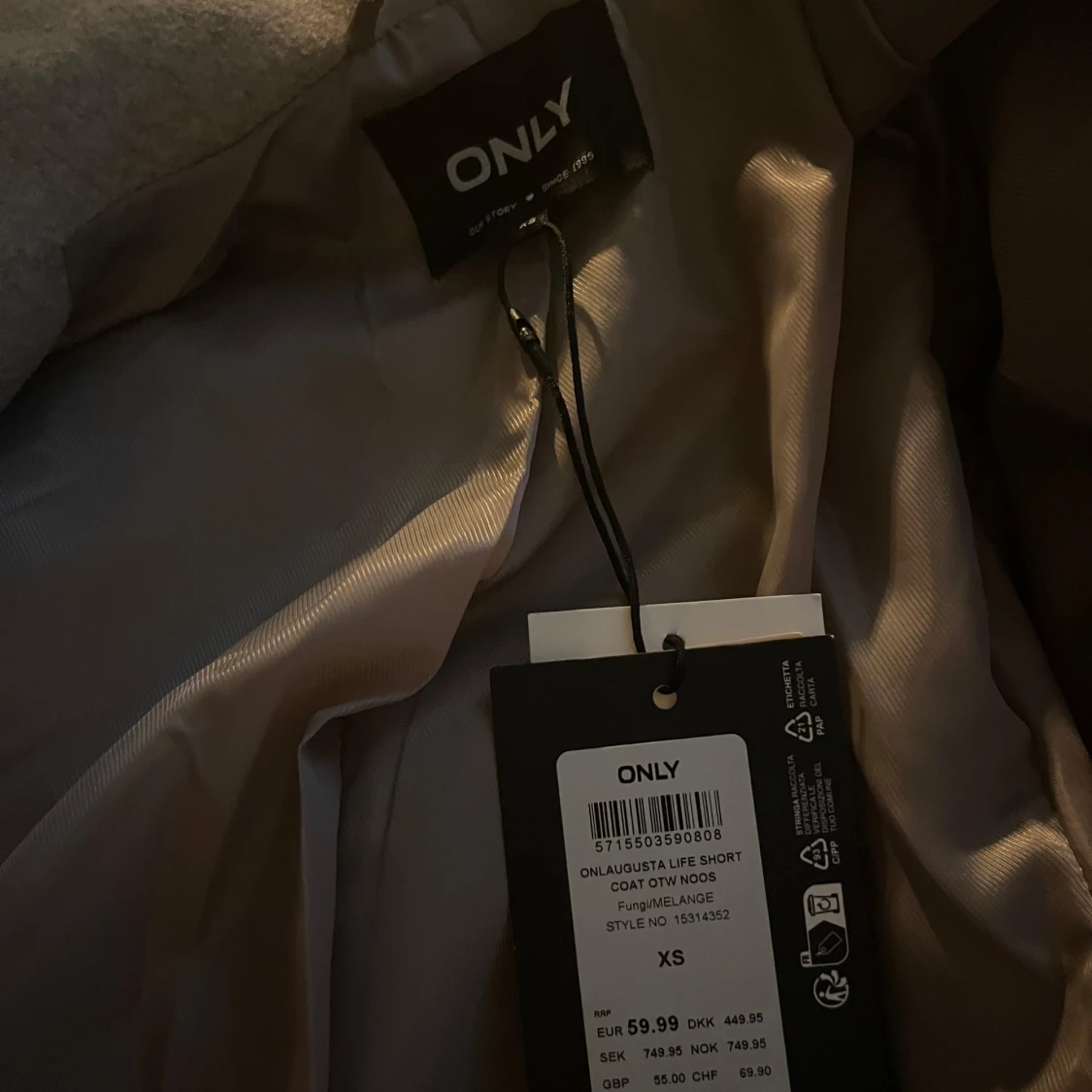 Beige kappa med bälte från ONLY XS - 1