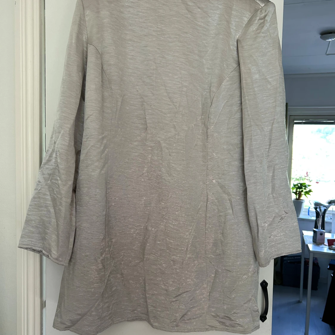 Beige kortklänning med öppen rygg