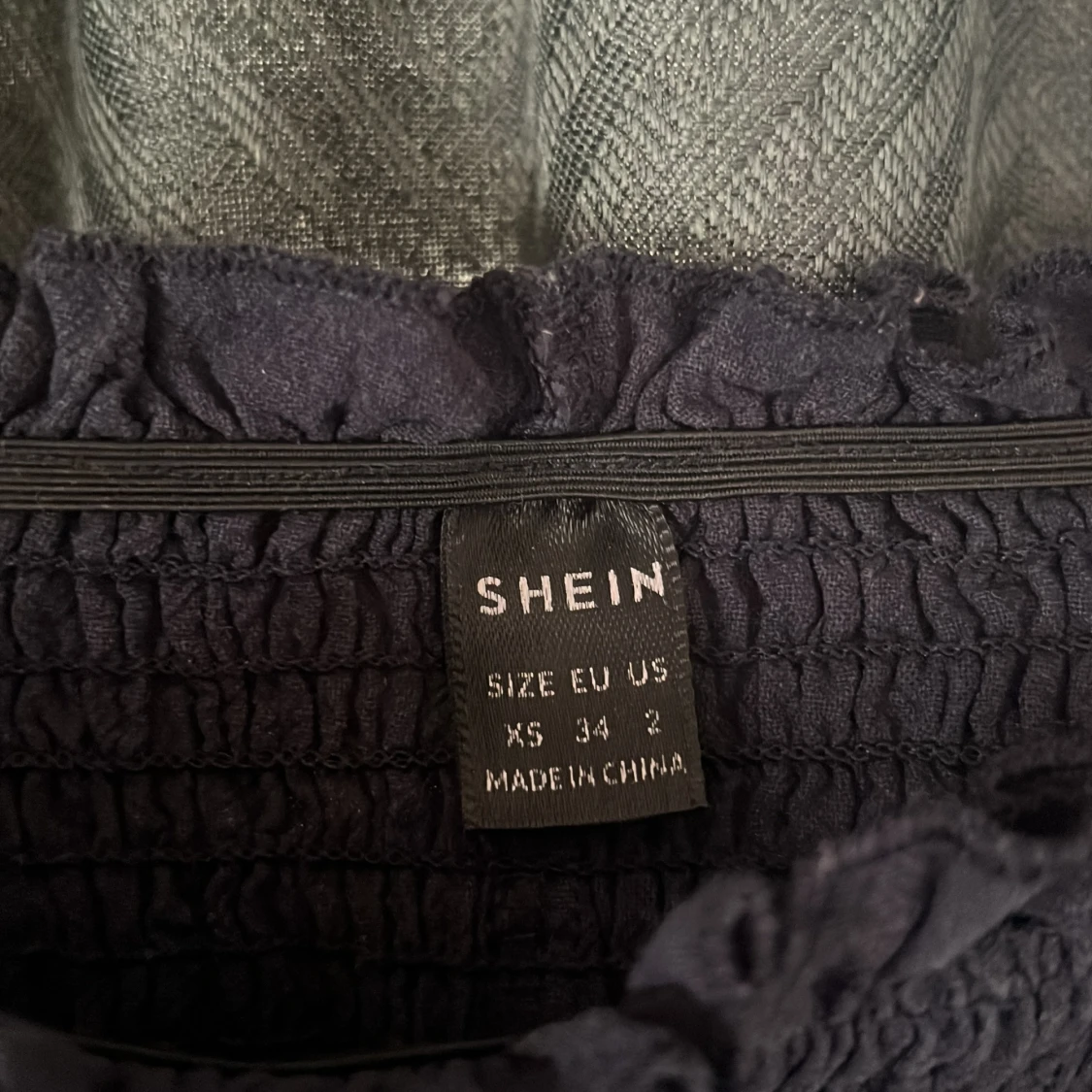 Svart smockad linnetopp - 2