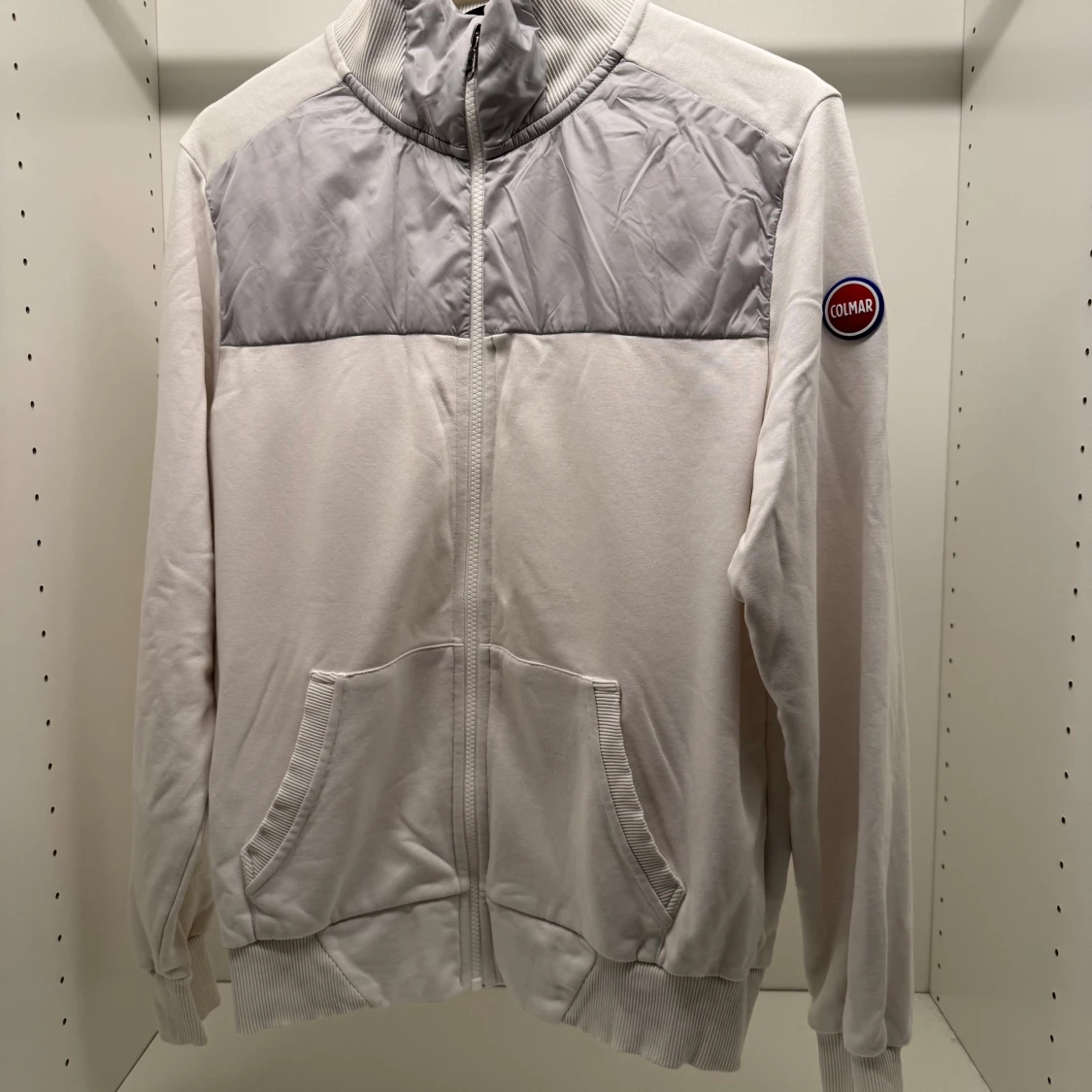 Vit och grå ziptröja från Colmar