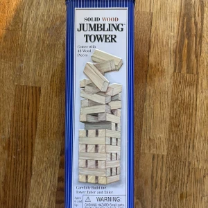 Jumbling Tower - Utmanande och roligt spel för kompisar och familj! Bygg tornet med 48 träbitar och försök ta bort en bit i taget utan att tornet rasar. Perfekt för ungdomar som gillar spänning och tävling. Passar från 6 år och uppåt.