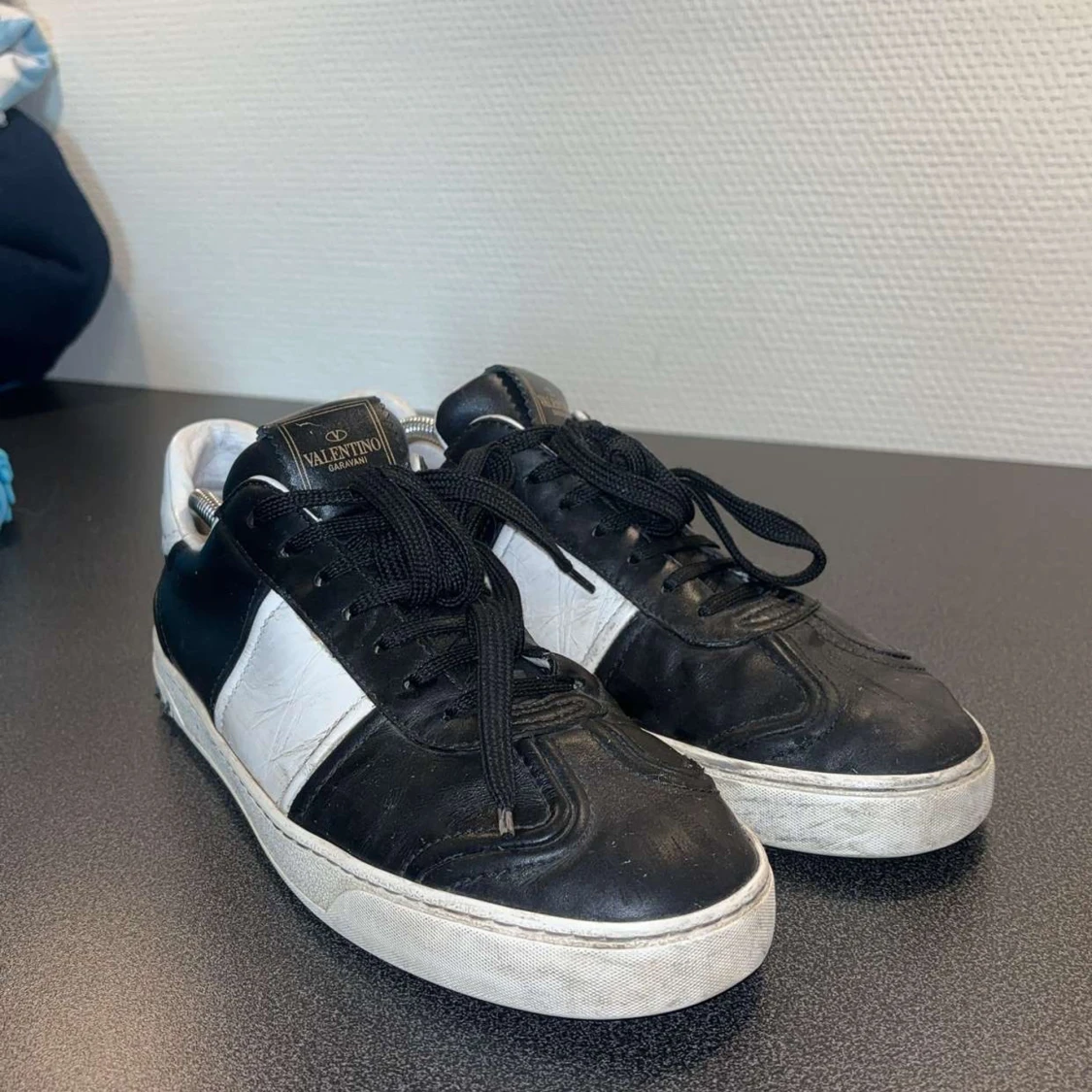 Valentino Garavani svartvita sneakers