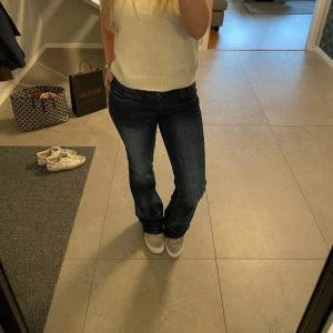 Beige sneakers från Eytys i mocka - Säljer ett par stilrena beige sneakers från Eytys i mjuk mocka med chunky vit platt sula. Skorna har minimalistisk design utan snörning och en lila detalj baktill. Perfekta för dig som gillar en clean och modern look.🍁