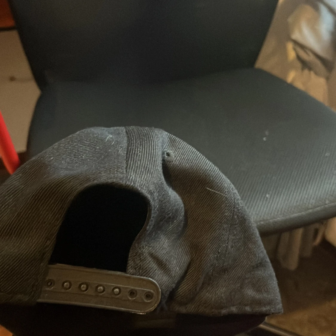 Svart keps med röd och vit logga - 1