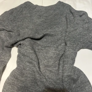 Grå stickad tröja - Grå stickad tröja i storlek S, 