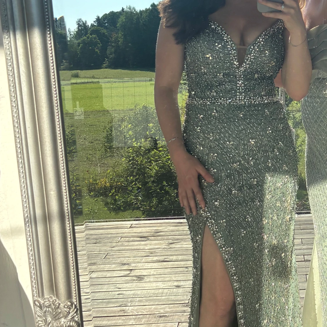 Glittrig grön långklänning med slits - 1
